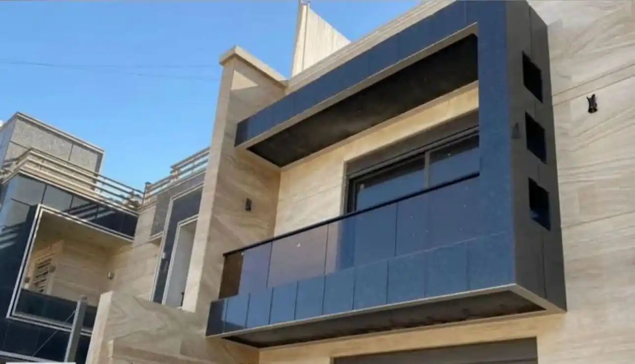 واجهة زجاجية عنكبوتية